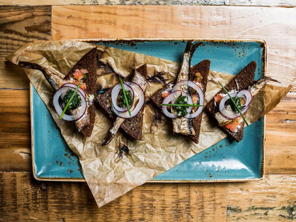 Ароматные ржаные гренки со шпротами